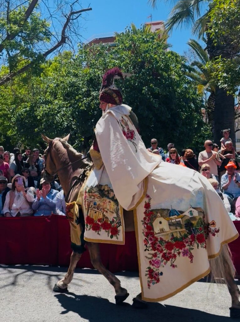 Caballo engalanado con adornos florales en un desfile de Moros y Cristianos