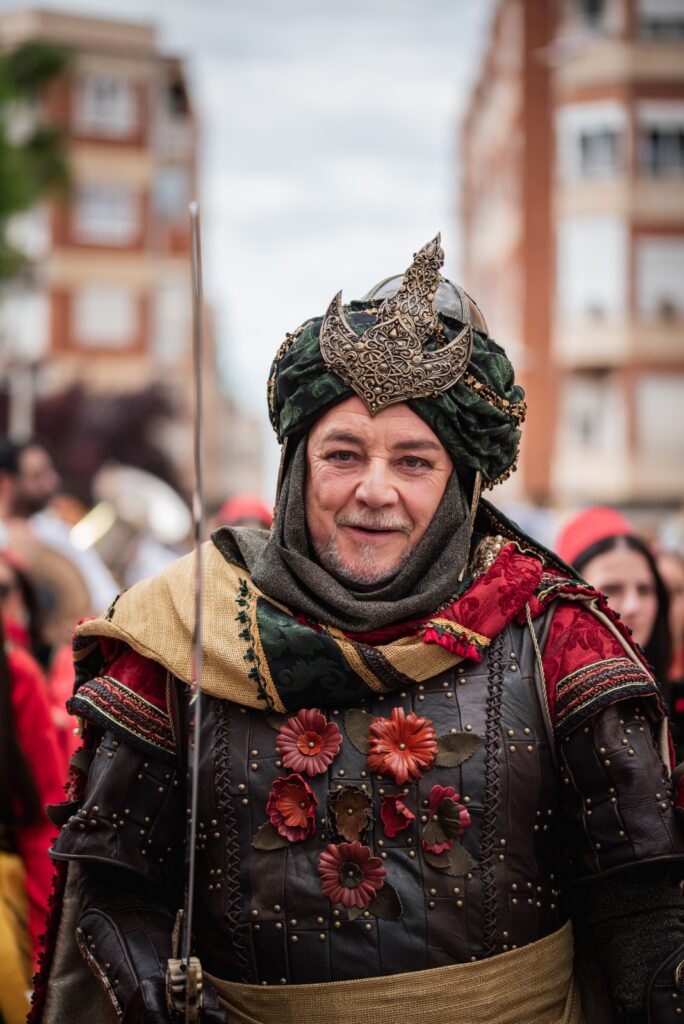 Mujer vestida de moro con turbante y adornos artesanales en un desfile de Moros y Cristianos